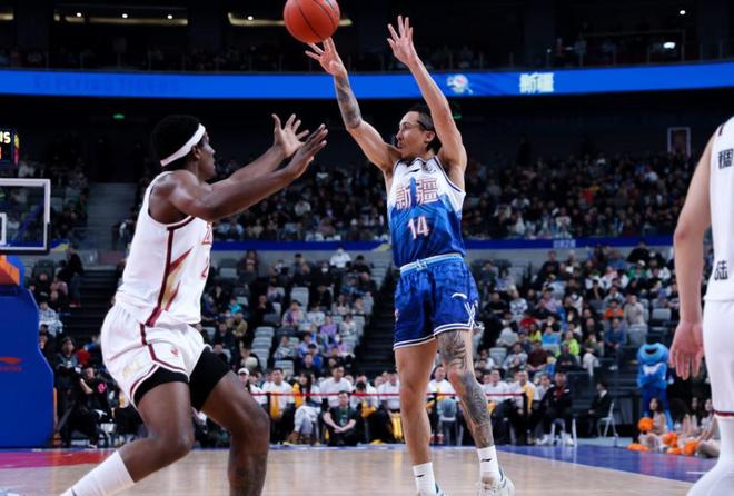 清晨突围战来临；塞维利亚围绕CBA常规赛更衣室发声；更衣室稳定；球探报告显示潜力