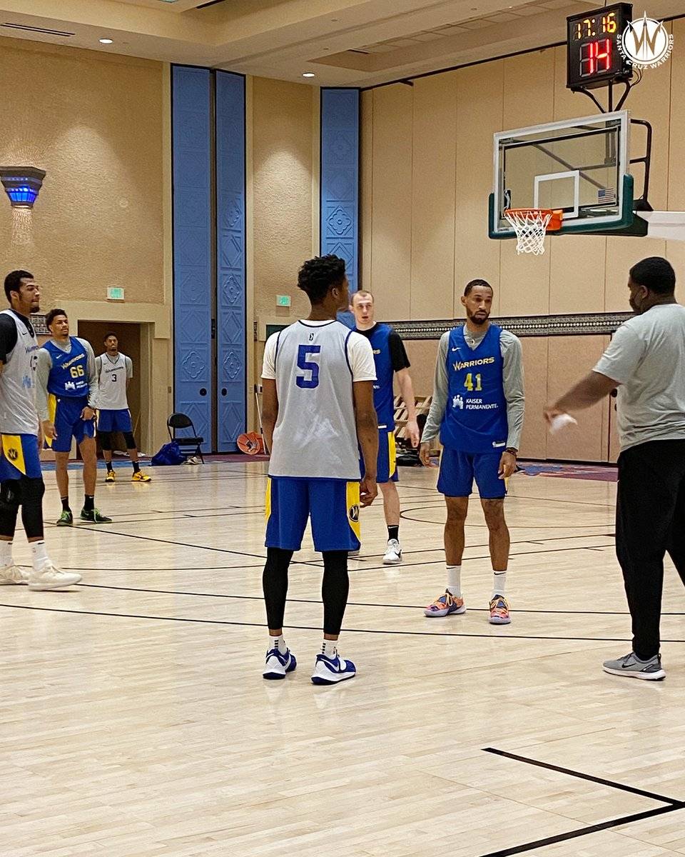 克里夫兰骑士训练开放日，今夜主帅复盘引欢呼，欧联在即，球队文化再被提及