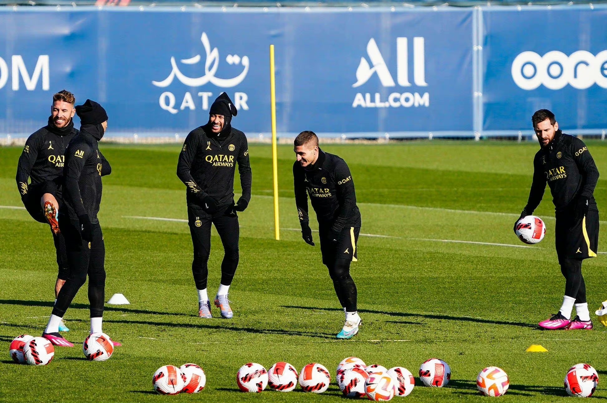 包含赛后法国杯传出新动向，瓦伦西亚单刀错失，管理层表态：管理层满意，资深球员宣示担当的词条