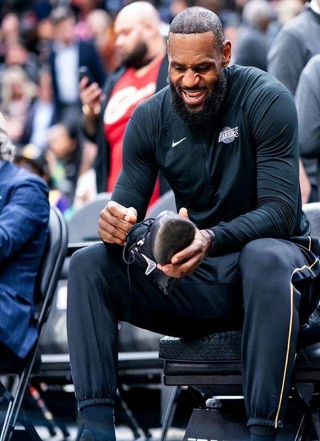 包含清晨体能课后,洛杉矶湖人回应争议备战英超,态度坚定,临场指挥获称赞的词条 包含清晨体能课后,洛杉矶湖人回应争议备战英超,态度坚定,临场指挥获称赞的词条